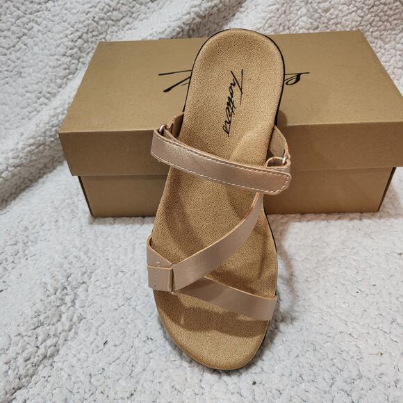 NEW Trotters Women's Sandal Platform CHAMPAGN size 7.5 Wide - Picture 1 of 8